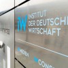 IW Köln: Fachkräftemangel schwächt Wirtschaftsleistung deutlich