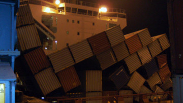 Container über Bord - Stahlkisten versinken im Wasser