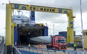 Cuxport bietet Umschlag von Bauteilen der Windkraftindustrie an 