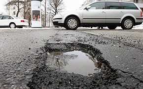 Schlaglöcher im Norden: Straßen gesperrt 