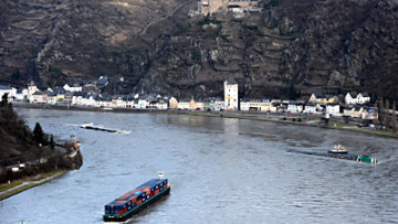 Tankerunglück: Stau auf dem Rhein