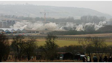 Sprengung der Mainbrücke