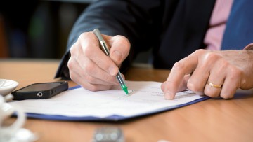 Bei der Frage nach seinen Erfolgen zückt der Minister das Smartphone VR/Marco Urban