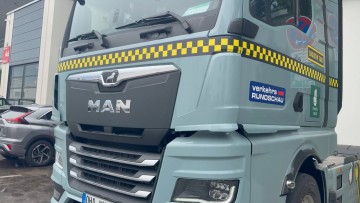 MAN-Chef Dennis Affeld im VR-Logistik-Taxi