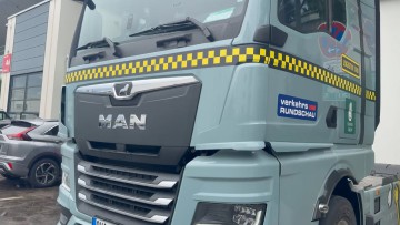 Im Logistik-Taxi sitzt diesmal: Schmitz Cargobull-CEO Andreas Schmitz
