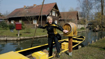 Am Rande: Postbotin bringt Briefe wieder auf dem Wasserweg