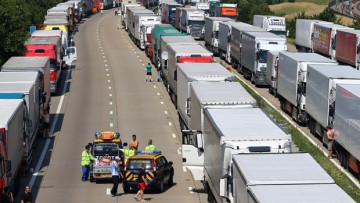 Streik: Lange Wartezeiten für Lkw in Calais