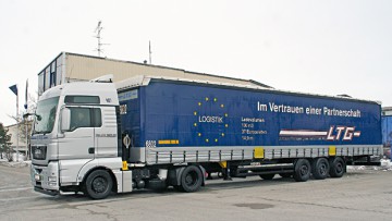 Lang-LKW bedroht verlängerten Trailer