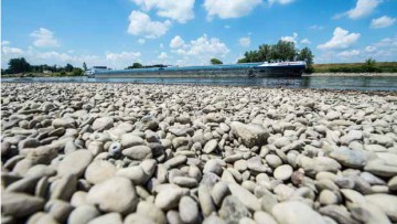 Havariertes Binnenschiff blockiert Donau 