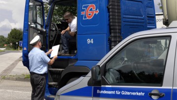 Politiker fordert Lkw-Kontrollen gegen Schleuser