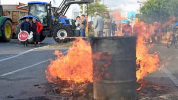 Französische Bauern stoppen deutsche Lkw