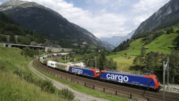 Schweiz verlagert alpenquerende Transporte auf die Schiene