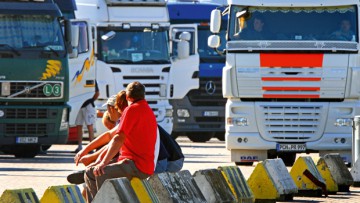 Bundestag: Mit Bußgeld gegen Autobahnnomaden