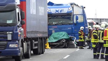 Urteil: Bußgeld für Lkw-Fahrer wegen Stau-Unfall trotz Warnung