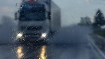 Regelmäßige Fahrzeugwäsche im Winter erhöht die Verkehrssicherheit