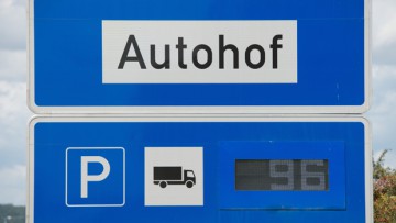 Pilotprojekt: Leitsysteme sollen Stellplatz-Engpässe für LKW verringern