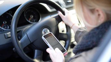 Verkehrsexperten für höhere Bußen bei Smartphone-Nutzung am Steuer