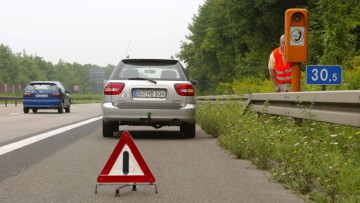 Urteil: LKW-Fahrer haftet für PKW-Kollision auf Standstreifen