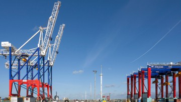 Tiefwasserhafen Bronka erhält Containerbrücken