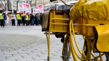 Briefträger und Paketboten treten in unbefristeten Streik