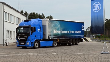 Ein blauer Iveco-Stralis-Sattelzug steht auf einem Parkplatz. Das Fahrzeug dient als Prototyp bei der Firma ZF und ist mit einem Hybrid-Antrieb ausgerüstet  