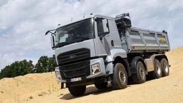 Seitliche Frontansicht des Ford F-Line in einer Kiesgrube