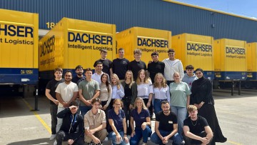 Die neuen Nachwuchskräfte am Dachser Head Office in Kempten mit Carolin Dorn, Consultant Education, (3. Reihe links außen), Fabian Duschek, Team Leader Education, (3. Reihe, 4. v. l.) und Kim Kilian Schneider, Consultant Education. (2. Reihe, 3. v. l.).