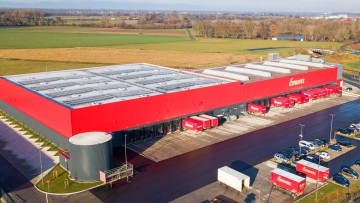 Rotes Logistik-gebäude im Sonnenschein: Emons wird am c-Port nach dem Vorbild seiner weiteren Niederlassungen in Deutschland eine neue Speditionsanlage in Hafennähe bauen