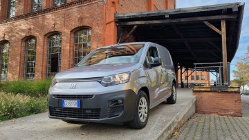 Fiat E-Doblo auf einer Rampe