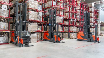 Verschiedene Stapler von Linde MH vor den Regalen im neuen Logistikzentrum von K2 Systems