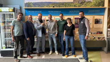 v.l.: Thomas Unger (TMWLLR), Christoph Gösel (Thüringer Tourismus Gesellschaft), Marcus Malsch (StS TMWLLR), Max Klostermann und Sören Loeck (LEAFR), Sara Flügel (Thüringer Ökoherz) und Jörg Seifert (Agentur Thüringer Produkte)