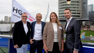 v.l.: Karl-Heinz Land, CEO und Gründer von neuland.ai; Kevin Stepan, Head of IT Business Partner Management bei HGK Shipping; Katja Tibbe, Head of Customer Success bei neu-land.ai; Steffen