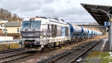 Hybridlok im Einsatz: RheinCargo fährt Kalk nach Duisburg