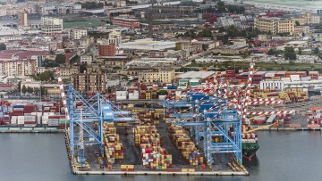 Luftaufnahme des Containerhafens von Neapel, Italien