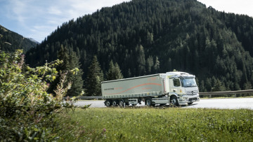 eActros Sattelzugmaschine auf einer Bergstraße