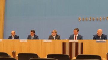 Von links: Manfred Schuckert, Leiter Emissionen und Sicherheit, Daimler Nutzfahrzeuge; Alexander Vlaskamp, Vorstandsvorsitzender MAN Truck & Bus SE und Vorstandsmitglied der Traton SE; Frank Huster, Hauptgeschäftsführer des DSLV; Dirk Engelhardt, Vorstand