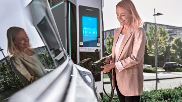 DKV Mobility und Siemens eMobility bieten Ladelösungen für Firmengelände an