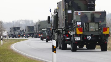 Ein Konvoi zum Transport des Flugabwehrraketensystems Patriot verlässt das Bundeswehr-Gelände der Flugabwehrraktengruppe 26 in Husum.