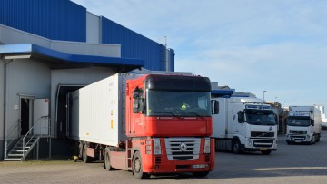 Lastkraftwagen stehen am 26.11.2012 am Kühlhaus in Cuxhaven (Niedersachsen) und werden mit Fisch beladen.