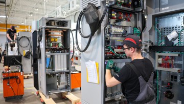 Mitarbeiter von Siemens arbeiten an Schnellladesäulen vom Typ «Sicharge D» für E-Autos. 