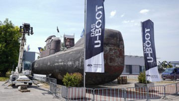 Das ausgemusterte U-Boot U17 steht auf dem Gelände des Technikmuseums Speyer. Mitarbeiter des Technikmuseums Sinsheim bereiten das U-Boot für die letzte Reise zu Speyers Partnermuseum ins baden-württembergische Sinsheim vor. (