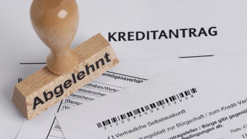 Symbolfoto auf einem Kreditantrag steht ein Stempel mit der Aufschrift "Abgelehnt"