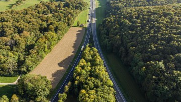 Autobahn A8 bei Hohenstadt auf der Schwäbischen Alb, Albaufstieg und Albabstieg trennen sich.