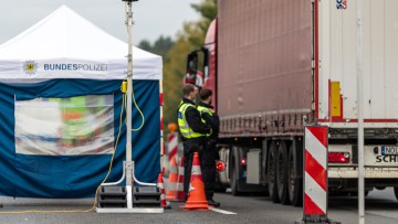 Beamte der Bundespolizei sprechen mit dem Fahrer eines Lkw an der Autobahn A15, an der Grenze zwischen Polen und Deutschland