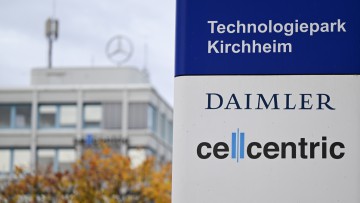 Das Logo des Unternehmens Cellcentric in Kirchheim Teck vor dem Gebäude mit Mercedes-Stern