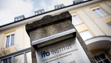 Der Schriftzug „ifo Institut - Leibniz-Institut für Wirtschaftsforschung an der Universität München e. V.“ an einem Schild vor dem Hauptsitz der Münchner Forschungseinrichtung