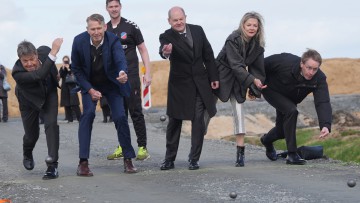 Robert Habeck (l-r, Bündnis 90/Die Grünen), Vizekanzler und Bundesminister für Wirtschaft und Klimaschutz, Peter Carlsson, CEO von Northvolt, Christoph Vogler, 1. Vorsitzender des Boßelvereins Heid - Rüsdörp, Bundeskanzler Olaf Scholz (SPD), Veronika Wand