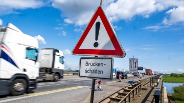 Weserbrücke mit Lkw-Verkehr