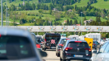 Stau zur Urlaubszeit an der Mautstelle der Brennerautobahn zwischen Italien und Österreich. Mautstation mit vielen Fahrzeugen
