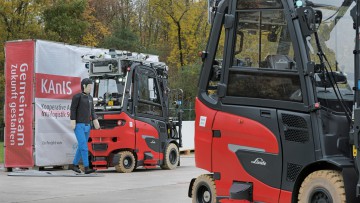 Autonomer Stapler von Linde MH bleibt vor Crashtest-Dummy zum stehen